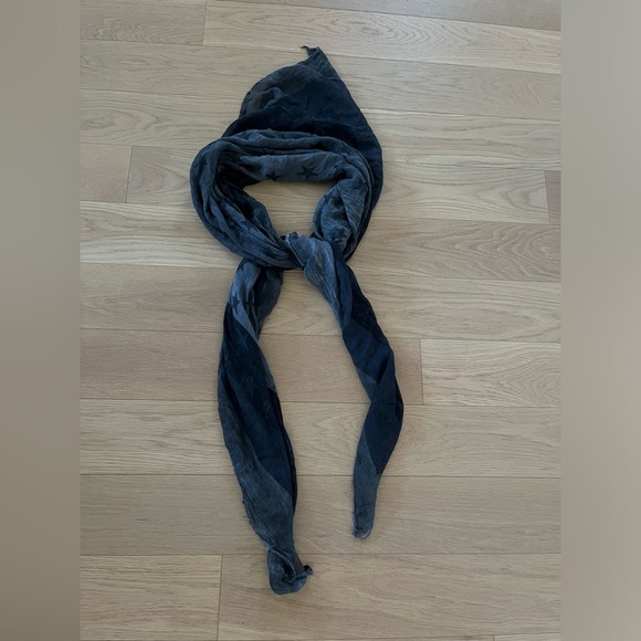 John Varvatos Stars and Stripes American Flag scarf. - Picture 7 of 9